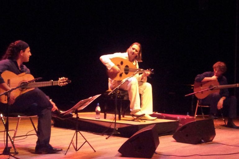 عمر بشير مع عازفي الجيتار المجريين
