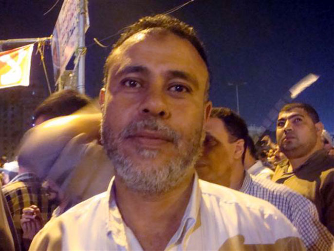 ‪حسين أحمد طالب بإلغاء الإعلان المكمل‬ (الجزيرة نت)