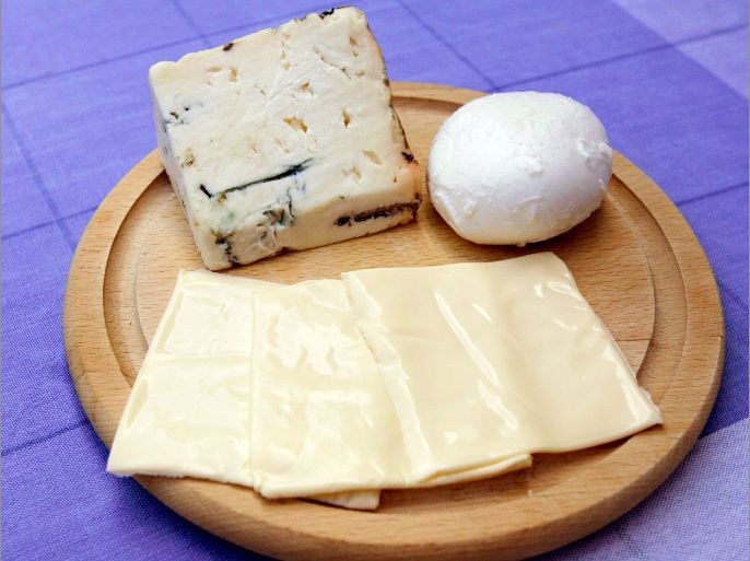 epa01404428 A piece of gorgonzola, mozzarella and three sliced cheeses are presented on a wooden tray in Osterode, Germany, 4 July 2008. A new food scandal rocks Italian food companies. It became known the same day that a criminal gang mixed mouldy with regular cheese in Germany and Italy. Among others the mixtures have affected sliced cheese, mozzarella and gorgonzola of such well known brands such as Galbani, Granarolo und Prealpi. EPA/FRANK MAY
