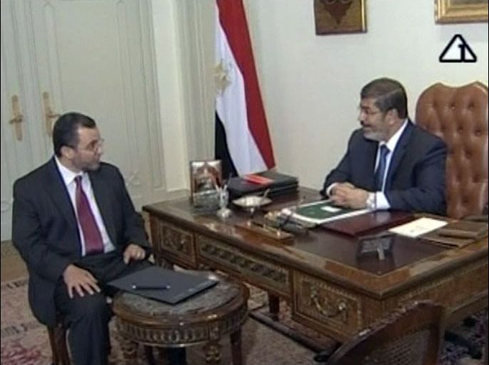 الرئيس المصري يكلف هشام قنديل بتشكيل الحكومة