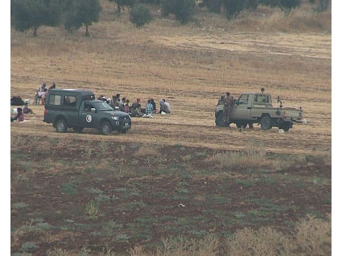 الجيش الاردني يجمع لاجئين سوريين بعد وصولهم للاردن قبل أيام قبل نقلهم لداخل الاردن1
