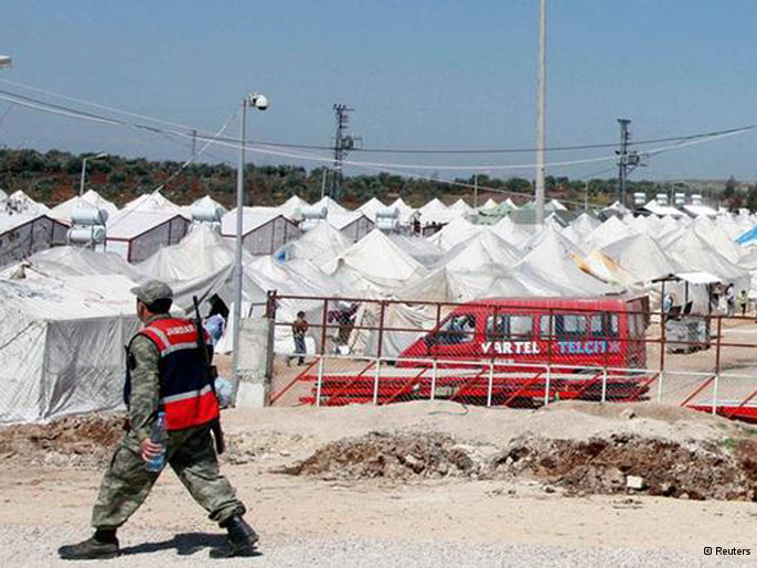 ‪المخيمات تعج باللاجئين السوريين في جنوب تركيا‬ (دويتشه فيله)