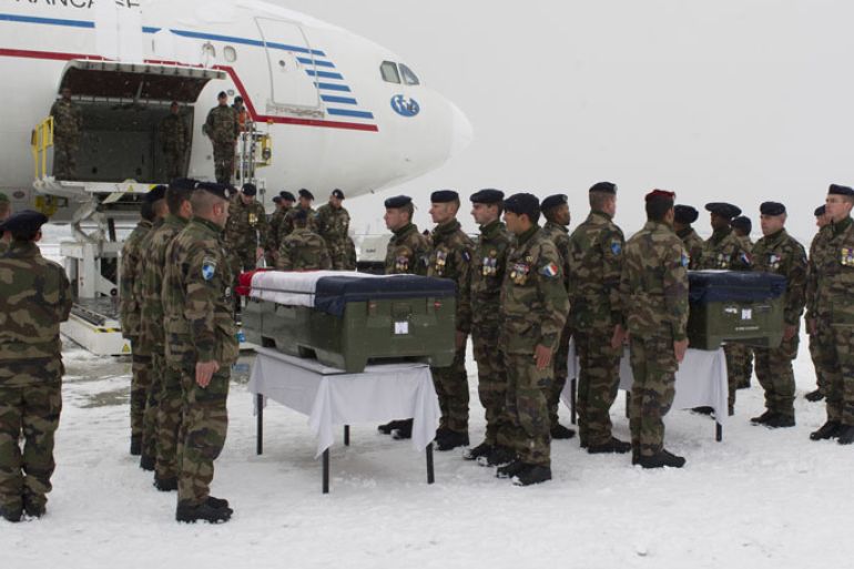 epa03073055 French soldiers carry the coffins containing the bodies of their comrades, during their repatriation to a French Republic plane at the runway of Kabul Airport, 22 January 2012. A gunman wearing a uniform of the Afghan army opened fire on French troops inside a base at Gwam base, in eastern Afghanistan. EPA/GHISLAIN MARIETTE / ECPAD / HANDOUT HANDOUT EDITORIAL USE ONLY
