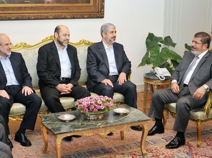 A handout picture released by the Egyptian presidency shows Egyptian President Mohamed Morsi (R) meeting with Palestinian Hamas political bureau chief Khaled Meshaal (2nd R) at the presidential palace in Cairo on July 19, 2012. AFP PHOTO/EGYPTIAN PRESIDENCY == RESTRICTED TO EDITORIAL USE - MANDATORY CREDIT "AFP PHOTO/EGYPTIAN PRESIDENCY"