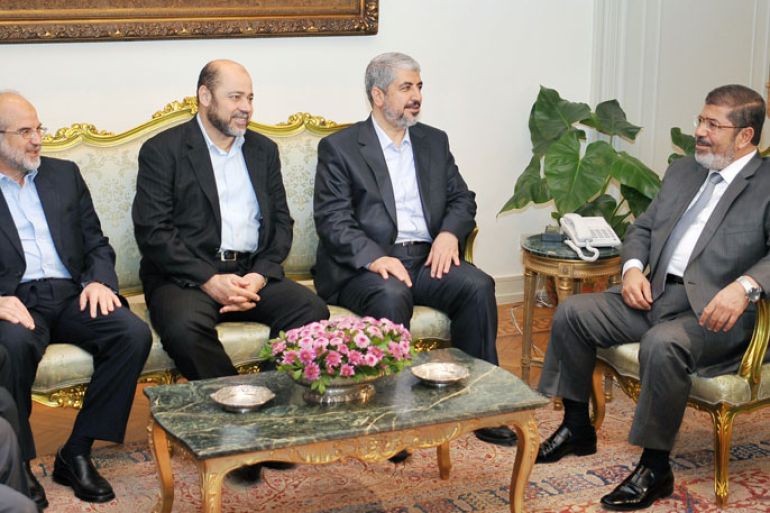 A handout picture released by the Egyptian presidency shows Egyptian President Mohamed Morsi (R) meeting with Palestinian Hamas political bureau chief Khaled Meshaal (2nd R) at the presidential palace in Cairo on July 19, 2012. AFP PHOTO/EGYPTIAN PRESIDENCY == RESTRICTED TO EDITORIAL USE - MANDATORY CREDIT "AFP PHOTO/EGYPTIAN PRESIDENCY"