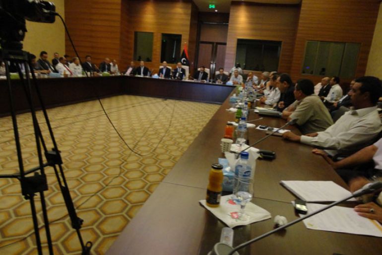 أعضاء المجلس الانتقالي الليبي في مؤتمر صحفي اليوم.