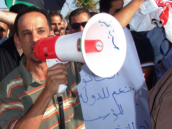 المتظاهرون دعوا للاحتكام لصناديق الاقتراع (الجزيرة)