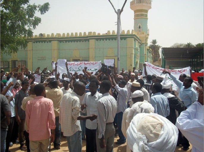 الصور المرفقة للمتظاهرين بمسجد السيد عبد الرحمن قبل تفريقهم وكذلك لأحدي سيارات الشرطة وهي ترابط أمام المسجد