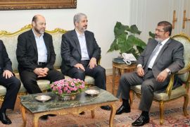Cairo, -, EGYPT : A handout picture released by the Egyptian presidency shows Egyptian President Mohamed Morsi (R) meeting with Palestinian Hamas political bureau chief Khaled Meshaal (2nd R) at the presidential palace in Cairo on July 19, 2012. AFP PHOTO/EGYPTIAN PRESIDENCY == RESTRICTED TO EDITORIAL USE - MANDATORY CREDIT