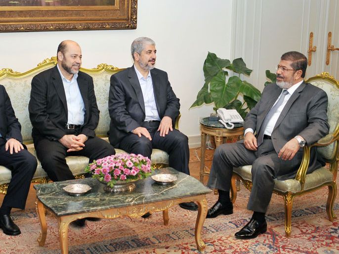 Cairo, -, EGYPT : A handout picture released by the Egyptian presidency shows Egyptian President Mohamed Morsi (R) meeting with Palestinian Hamas political bureau chief Khaled Meshaal (2nd R) at the presidential palace in Cairo on July 19, 2012. AFP PHOTO/EGYPTIAN PRESIDENCY == RESTRICTED TO EDITORIAL USE - MANDATORY CREDIT