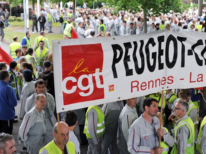 JOC05 - Chartres-de-Bretagne, Ille-et-Vilaine, FRANCE : Workers of French carmaker PSA Peugeot Citroen at the Le Janay factory demonstrate in Chartres-de-Bretagne, outside Rennes, western France, on July 13, 2012, the day after the group announced it would slash 8.000 jobs in France. Unions slammed the announcement as a "declaration of war" and an "earthquake," with the hardline stance certain to add to the problems facing the new Socialist government as it deals with France's flagging economy. AFP PHOTO / ALAIN JOCARD