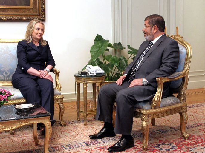 epa03306616 Egyptian President Mohamed Morsi (R) meets with US Secretary of State Hillary Clinton during their meeting at the presidential palace, in Cairo, Egypt, 14 July 2012. Clinton arrived in Cairo on 14 July and will also meet with senior government officials, civil society, and business leaders in Cairo