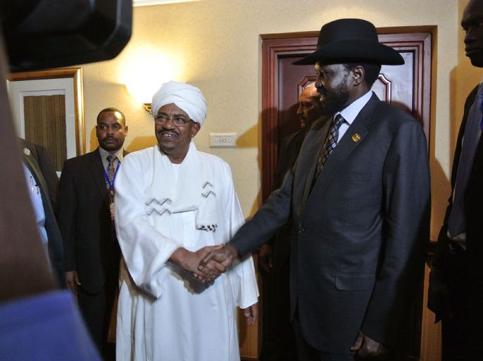 Addis Ababa, -, ETHIOPIA : Sudanese President Omar al-Bashir (Center L) shakes hands with his South Sudanese counterpart Salva Kiir (Center R) following a meeting in the Ethiopian capital Addis Ababa, on July 14, 2012. It is the first time the two former civil war foes have met since January and violent clashes in April that brought the two countries back to the brink of all-out war. Sudan's Omar al-Bashir and South Sudanese counterpart Salva Kiir met late in the night at a luxury hotel and shook hands as they left the room. Year-long talks between the two rivals have been dragging since Juba gained independence from the North last July and they have yet to reach concrete deals on outstanding disputes, including security, oil sharing revenues and border demarcation. African Union officials urged Sudan and South Sudan to settle their differences on oil and border demarcation before a United Nations deadline to resolve the disputes kicks in on August 2. AFP PHOTO/JENNY VAUGHAN