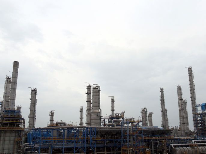 epa02552494 A general view of Nouri petrochemical complex in Pars gas field near the southern Iranian port of Assalouyeh , Iran on 27. January 2011. Iranian Oil Minister Masoud Mirkazemi recently said that Iran has found a new shore gas field in Southern part of Iran. The worth of the filed is being estimated at around USD 50 billion he added. EPA/ABEDIN TAHERKENAREH