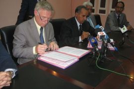 من توقيع الاتفاقية بين الطرفين مساء اليوم في نواكشوط من طرف رئيسي الوفدين يمينا الموريتاني الشيخ ولد أحمد، ويسارا الأوربي استيفان دبيبر.
