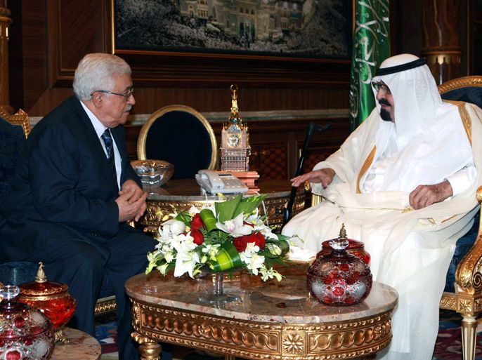 epa03305500 A photograph supplied by the Palestinian Authority shows Palestinian President Mahmoud Abbas (R) during a meeting with Saudi Arabia's King Abdullah bin Abdul Aziz in Jeddah, Saudi Arabia, 13 July 2012. EPA/THAER GHANAIM/HANDOUT HANDOUT EDITORIAL USE ONLY/NO SALES