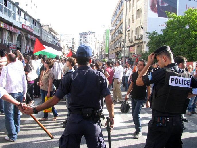 المتظاهرون اتهموا قوى الأمن بقمع احتجاجاتهم السلمية(الجزيرة نت)