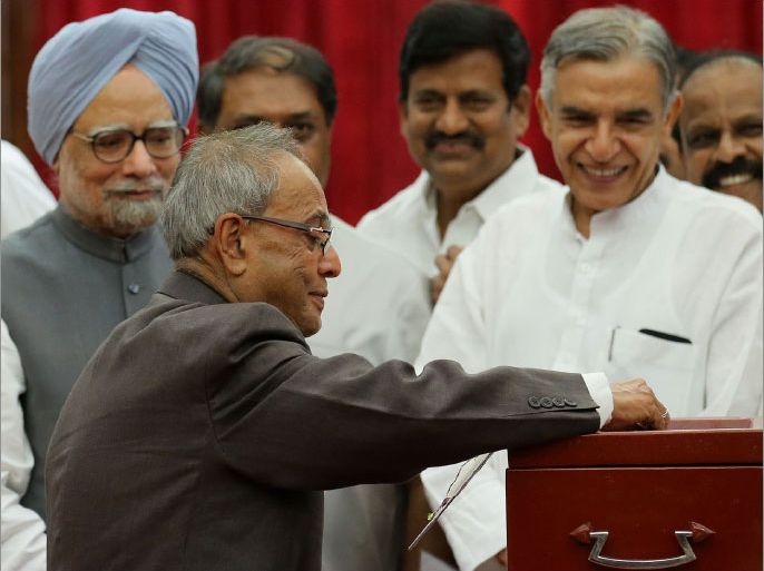 epa03310718 Indian prime minister Manmohan Singh (L) looks as ruling United Progressive Alliance (UPA) presidential candidate Pranab Mukherjee casting his vote at Indian parliament house during the Indian presidential election in New Delhi, India on 19 July 2012. Lawmakers began voting to elect a new president with ruling party candidate Pranab Mukherjee widely seen as frontrunner for the largely ceremonial post. EPA/HARISH TYAGI