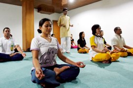 epa01616554 Indonesians practice yoga during a yoga class at Bali-India Foundation in Denpasar, Bali, Indonesia on 28 January 2009. Indonesia's top Islamic body issued a fatwa banning muslims from yoga that includes chanting, mantras or mediation