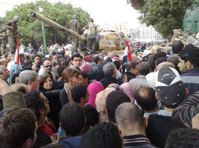 المصريون يطالبون بخروج الجيش من المشهد السياسي تماما