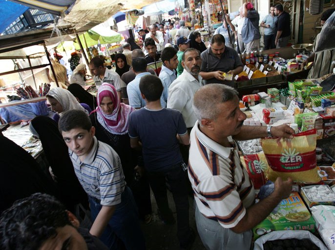 epa02848462 Iraqis shop for food ahead of upcoming Muslim holy fasting month