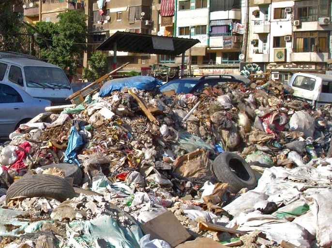 أحد المناطق التي تعاني من تكدس القمامة