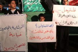 أطفال في غزة يحملون شعارات ترفض العودة للمفاوضات