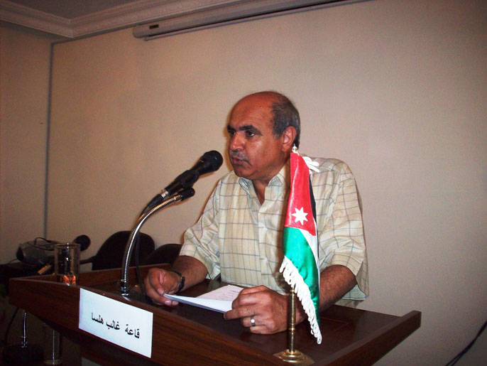 ‪رئيس رابطة الكتاب الأردنيين موفق محادين يتحدث في حفل التكريم‬ (الجزيرة)