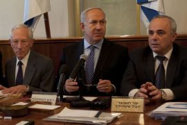 epa03325975 Israeli Prime Minister Benjamin Netanyahu, (C), sits together with Governor of the Central Bank of Israel Stanley Fischer, (L), and Finance Minister Yuval Steinitz, (R) as they attend the weekly cabinet meeting in Jerusalem 30 July 2012. Media reports on 30 July 2012 state that the Israeli government is to raise income taxes as part of a package of austerity measures aimed at controlling the state budget. EPA/SEBASTIAN SCHEINER / POOL