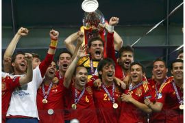 Spain's national soccer players celebrate with the trophy after defeating Italy to win the Euro 2012 final at the Olympic stadium in Kiev, July 1, 2012. REUTERS/Eddie Keogh (UKRAINE - Tags: SPORT SOCCER)