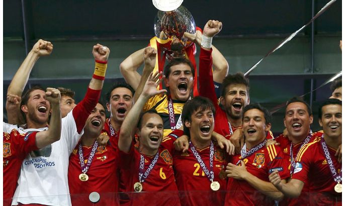 Spain's national soccer players celebrate with the trophy after defeating Italy to win the Euro 2012 final at the Olympic stadium in Kiev, July 1, 2012. REUTERS/Eddie Keogh (UKRAINE - Tags: SPORT SOCCER)