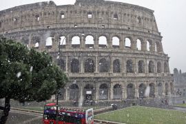 An open top bus travels through a snow storm at the Colosseum, in Rome, Italy, 03 February 2012. Reports state that the severe cold has killed more than 100 people across Europe, where temperatures have in some areas plummeted to below minus 35 degrees Celsius. EPA/MAURIZIO BRAMBATTI