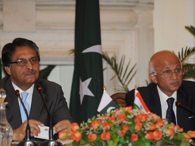 New Delhi, -, INDIA : Pakistan Foreign Secretary Jalil Abbas Jilani (L) and Indian counterpart Ranjan Mathai attend a joint press conference in New Delhi on July 5, 2012. India and Pakistan ended two days of peace talks July 5, vowing to keep their dialogue on track despite renewed tensions over the alleged role of Pakistani "state actors" in the 2008 Mumbai attacks. AFP PHOTO/RAVEENDRAN