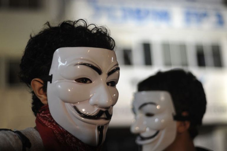 Tel Aviv, -, ISRAEL : Israeli protesters wear masks during a demonstration in Tel Aviv on July 21, 2012, in memory of Moshe Silman, an Israeli protester who set himself alight during a social justice demonstration on July 14. Silman struggled for his life after suffering from extensive burns and died at Tel Hashomer hospital near Tel Aviv, on July 20. AFP PHOTO/DAVID BUIMOVITCH
