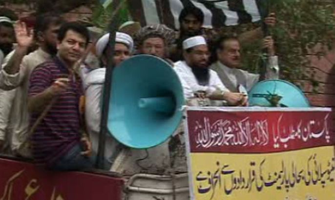 الآلاف من أنصار الأحزاب الإسلامية وشخصيات في "مجلـس الدفاع عـن باكستان" يتظاهرون أمام البرلمان