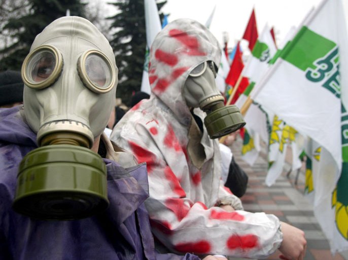 KIEV, UKRAINE : Anti-war activists don gas masks and protective suits during rally in front of the parliament in Kiev 20 March 2003. Protestors demanded an end to the war in Iraq and protest against the proposed deployment of a Ukrainian anti-chemical weapons special battalion to the Persian Gulf, currently discussed by parliament. EPA PHOTO EPA/SERGEI SUPINSKY
