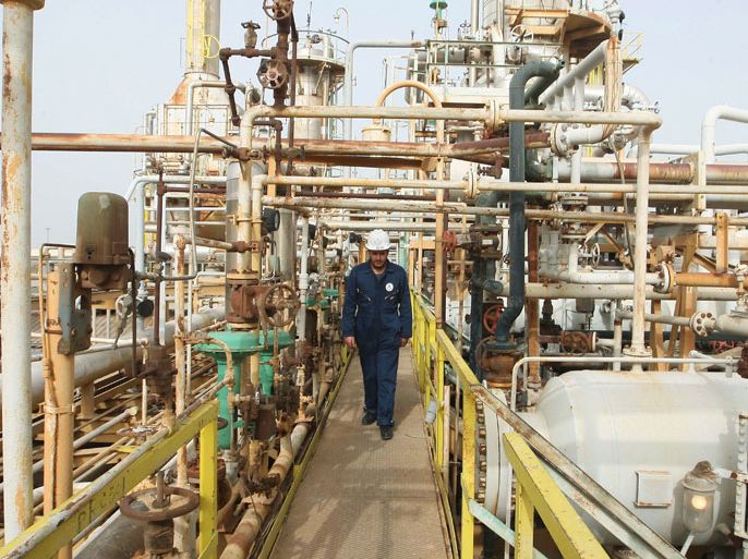 epa03133946 (FILE) A file picture dated 27 February 2011 shows a Libyan employee of the Sirte Oil Company operating in the oil refining section of the company, in Brega, eastern Libya. Media reports on 06 March 2012 state that civic leaders in the oil-rich eastern region of Libya declared a semi-autonomy. The decicion reportedly was made by a meeting of some 2,000 people near Benghazi. EPA/KHALED EL FIQI