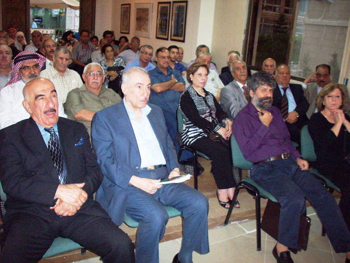 ‪جانب من حضور حفل تكريم الشاعر العراقي حميد سعيد في عمان‬ (الجزيرة)