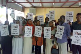 صحفيون يحملون لافتات تنادي بفك حظر صحيفة التيار