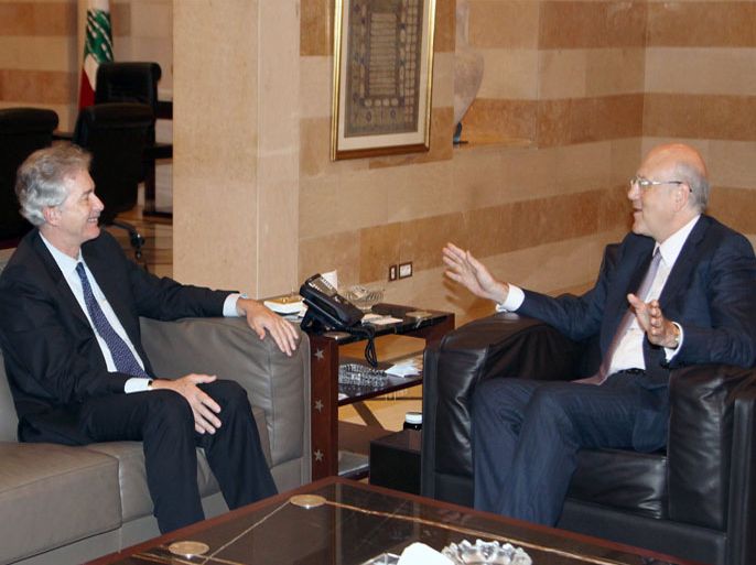 epa03304944 US Assistant Secretary of State William Burns (L) meets with Lebanese Prime Minister Najib Mikati (R) at the Government palace in Beirut, Lebanon, 12 July 2012. Burns is visiting Lebanon for two days to meet with senior Lebanese officials. EPA/WAEL HAMZEH