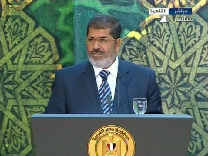 مرسي أكد متابعته المستمرة لسير العمليات العسكرية ضد الخونة (الجزيرة)