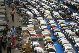 Indian Muslims offer prayers on the last Friday of Ramadan outside the Bandra railway station in Mumbai on August 17, 2012. Muslims around the world are preparing to celebrate the Eid al-Fitr holiday, which marks the end of the fasting month of Ramadan. AFP PHOTO/ Punit PARANJPE