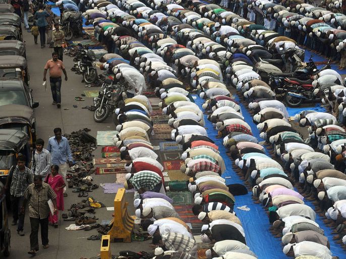 Indian Muslims offer prayers on the last Friday of Ramadan outside the Bandra railway station in Mumbai on August 17, 2012. Muslims around the world are preparing to celebrate the Eid al-Fitr holiday, which marks the end of the fasting month of Ramadan. AFP PHOTO/ Punit PARANJPE