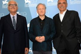 epa03373683 The president of the 'Venezia 69' Jury US director and producer Michael Mann (C) poses with president of Biennale Paolo Baratta (L) and New Venice Film Festival director Alberto Barbera (R) at a photocall during the 69th Venice International Film Festival, in Venice, Italy, 29 August 2012. The festival runs from 29 August to 08 September. EPA/CLAUDIO ONORATI