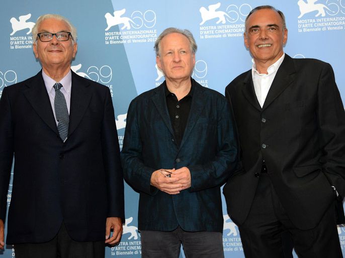 epa03373683 The president of the 'Venezia 69' Jury US director and producer Michael Mann (C) poses with president of Biennale Paolo Baratta (L) and New Venice Film Festival director Alberto Barbera (R) at a photocall during the 69th Venice International Film Festival, in Venice, Italy, 29 August 2012. The festival runs from 29 August to 08 September. EPA/CLAUDIO ONORATI
