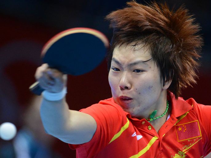 epa03332530 Li Xiaoxia of China in action against Ding Ning of China during the London 2012 Olympic Games Women's Table Tennis competition, London, Britain, 01 August 2012. Li Xiaoxia won the gold medal in the competition. EPA/BERND THISSEN