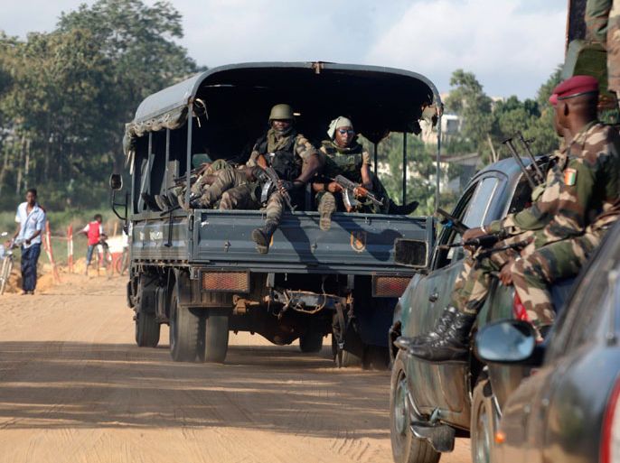Soldiers patrol the area after an attack in Dabou, around 50 km (30 miles) west of Abidjan, August 16, 2012. Unidentified gunmen attacked army and gendarme posts and freed prisoners in the town west of Ivory Coast's commercial capital Abidjan during an overnight raid that ended on Thursday morning, local residents and the country's defence minister said