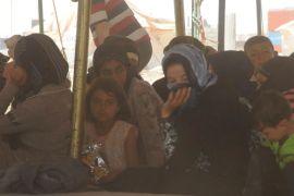 الغبار والاتربة امام خيمة للاجئين في مخيم الزعتري