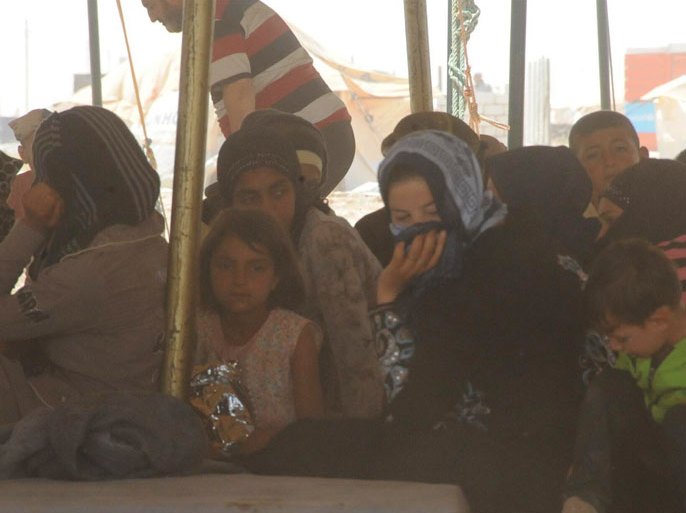 الغبار والاتربة امام خيمة للاجئين في مخيم الزعتري