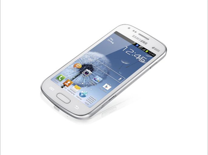 سول 28 آب/أغسطس (د ب أ) - كشفت شركة سامسونغ النقاب عن الهاتف الذكي Galaxy S Duos الجديد، حيث أوضحت الشركة الكورية الجنوبية أن الهاتف الجديد يأتي مزوداً بفتحتين لبطاقة SIM، مما يتيح للمستخدم إمكانية استعمال خطين من شركتين مختلفتين لخدمات الاتصالات الهاتفية الجوالة.